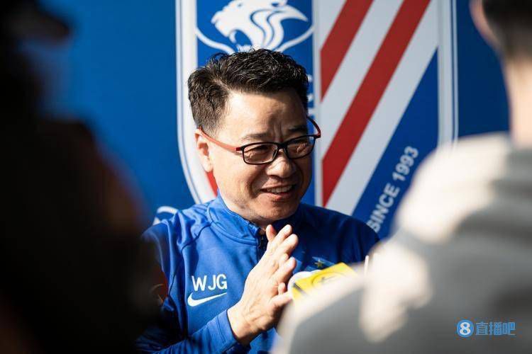 紧接着，剩下的五十余人陆陆续续走下飞机，也全都被手铐反铐起来，齐刷刷的蹲在地上，被突击步枪的枪口抵住了后脑。